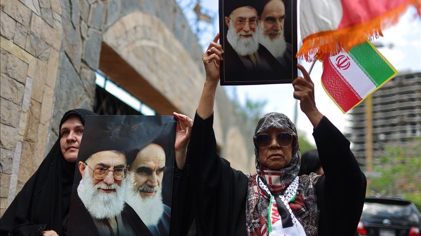 Aiatolá Ali Khamenei vai ser sepultado na cidade sagrada de Mashhad