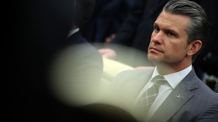 Pentágono nega que Pete Hegseth tenha tentado investir no setor da defesa antes da guerra