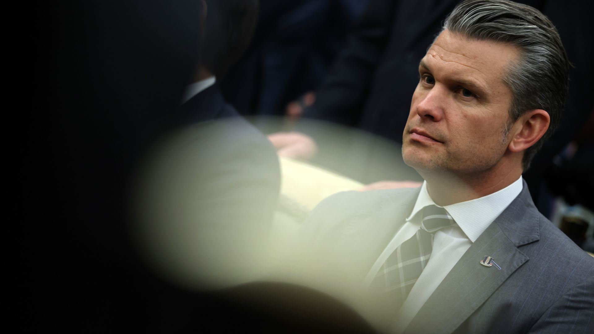 Pentágono nega que Pete Hegseth tenha tentado investir no setor da defesa antes da guerra