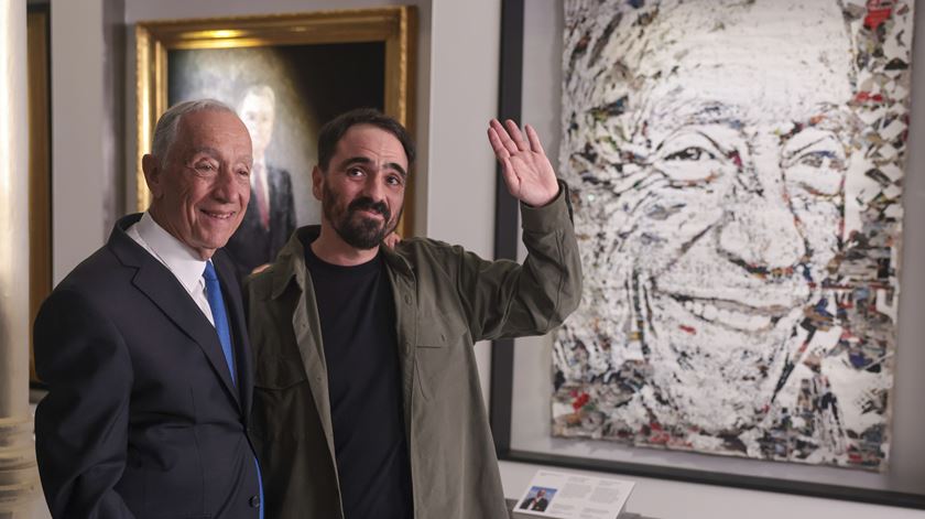Vhils faz retrato de Marcelo com jornais e notícias que marcaram o mandato