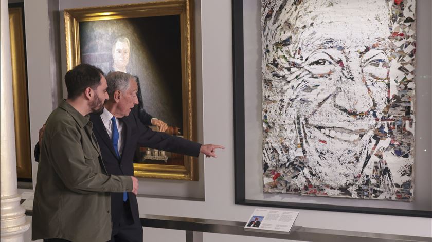 "A ideia mais louca" de Marcelo. Vhils, o artista que "veio da rua", retrata o Presidente