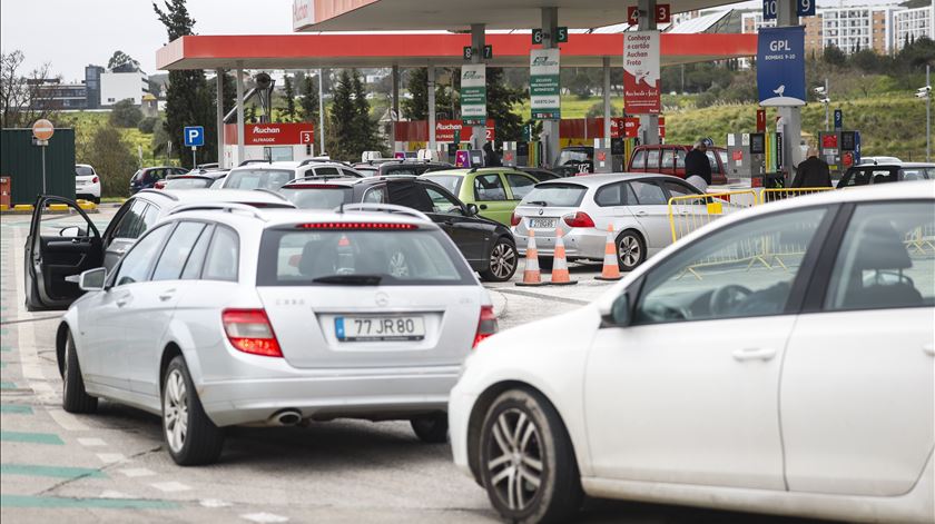 Atestar um carro a gasóleo vai ficar 9 euros mais caro