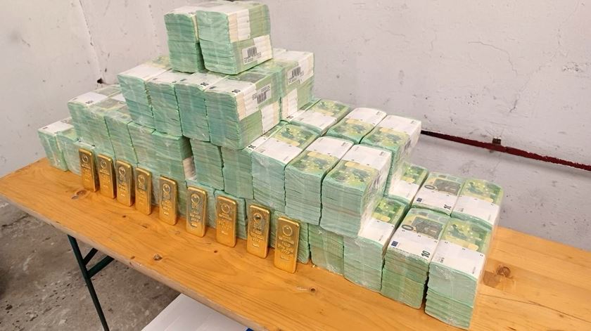 Detenções, barras de ouro e 35 milhões em notas. Ucrânia acusa Hungria de "roubo"