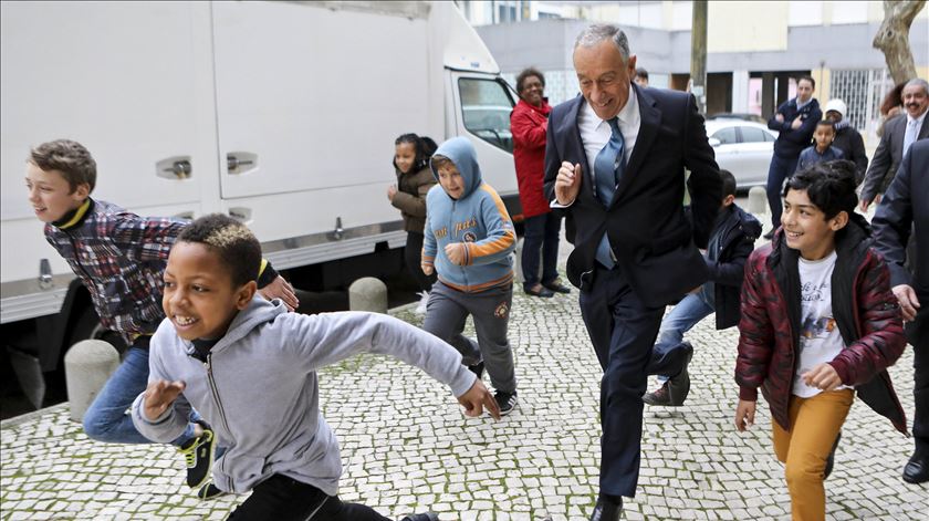 Marcelo Rebelo de Sousa corre com crianças, após ter almoçado com um casal ex-sem-abrigo, no Bairro da Horta Nova, em Lisboa, em fevereiro de 2017. Foto: Miguel A. Lopes/Lusa