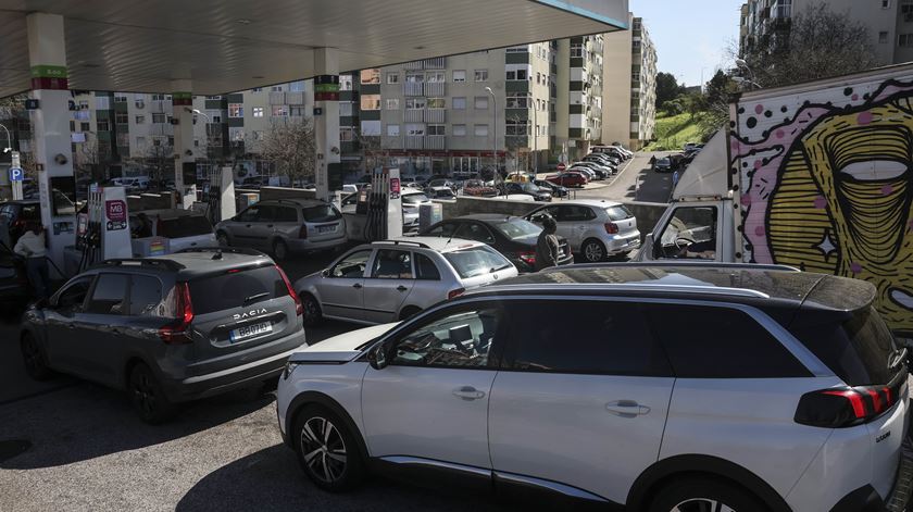 Combustíveis podem subir 8 cêntimos na próxima semana
