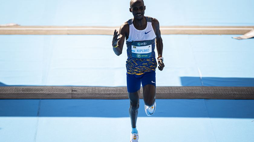 Queniano Kiplimo voltou a bater o recorde do mundo na meia-maratona em Lisboa