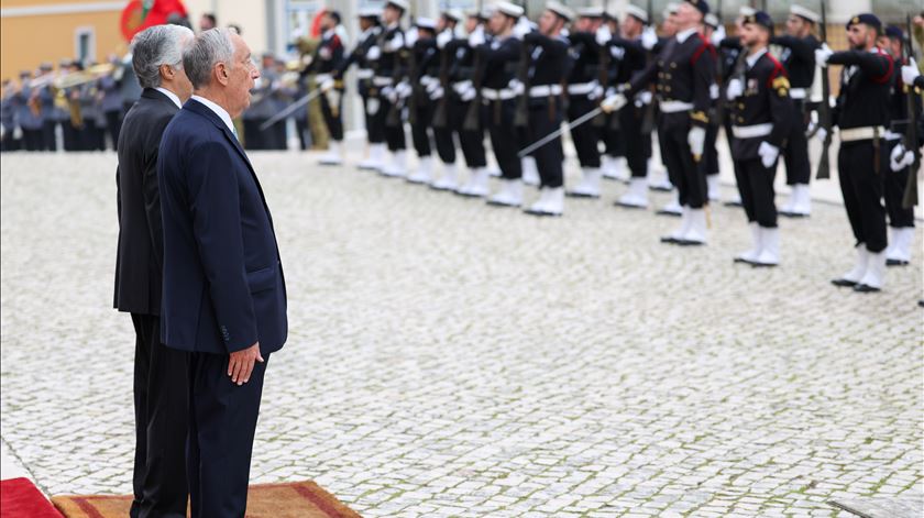 José Pedro Aguiar-Branco e Marcelo Rebelo de Sousa cantaram juntos o hino de Portugal frente à Assembleia da República. Andre Kosters/EPA