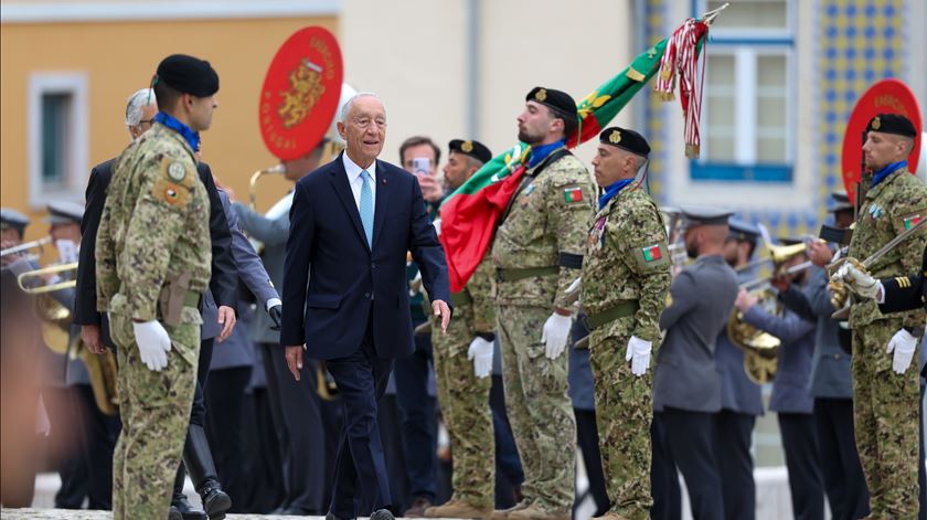 Marcelo Rebelo de Sousa entrou pela última vez enquanto Presidente, na Assembleia da República (AR), exatamente como entrou há dez anos – de gravata azul, sozinho e a pé. Andre Kosters/EPA