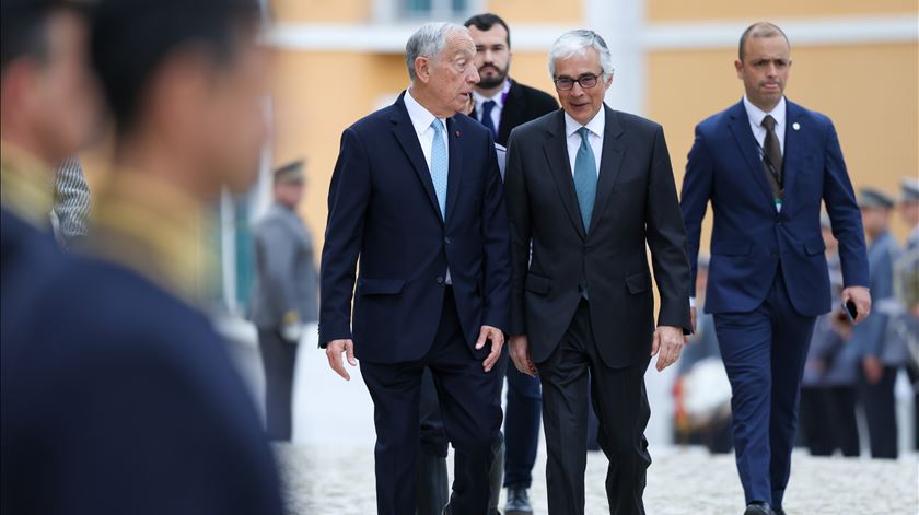 O ex-Presidente foi recebido, ainda na escadaria, com um breve abraço de José Pedro Aguiar-Branco, presidente da AR. Andre Kosters/EPA