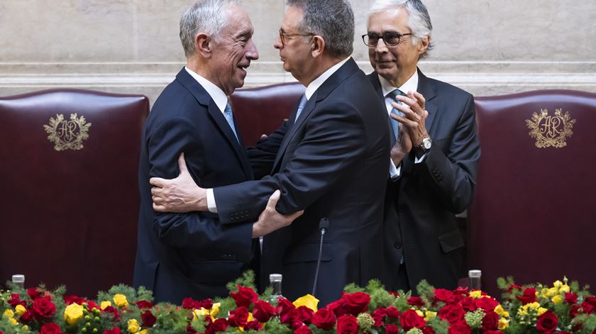 O Presidente eleito troca de lugar com o Presidente cessante na tribuna.Foto: José Sena Goulão/EPA