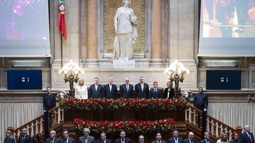 Tribuna da Assembleia da República, que está decorada com rosas vermelhas e amarelas, senta-se à direita de Aguiar-Branco Marcelo Rebelo de Sousa e à esquerda António José Seguro. Foto: José Sena Goulão/EPA