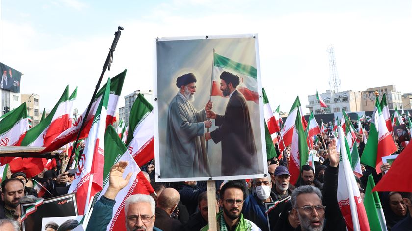 Trump ameaça atacar com mais força se Irão bloquear passagem de petróleo