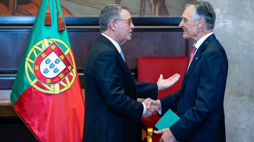 À saída do hemiciclo, António José Seguro cumprimenta Aníbal Cavaco Silva, Presidente da República entre 2006 e 2016. Foto: José Sena Goulão/Lusa