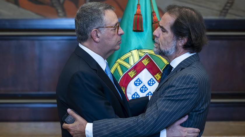  À saída do hemiciclo, António José Seguro cumprimenta Miguel Albuquerque, presidente do Governo Regional da Madeira.  Foto: José Sena Goulão/Lusa