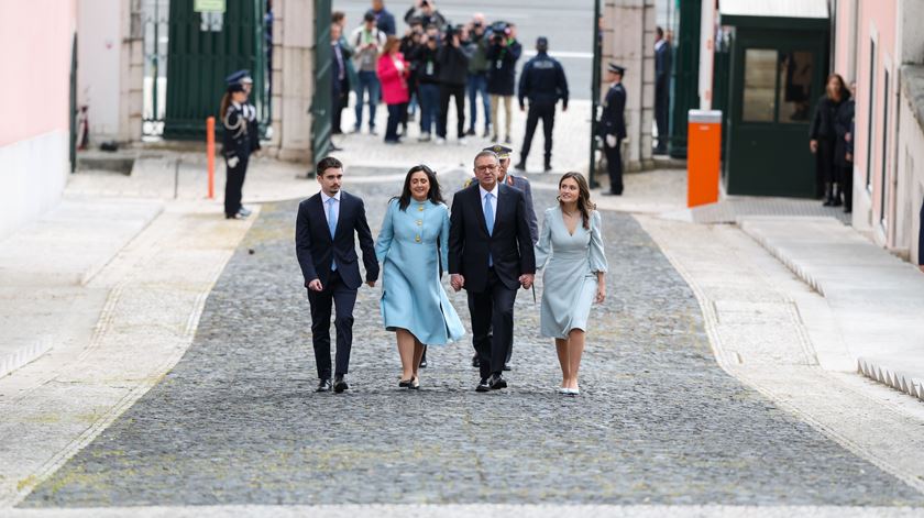 A família de António José Seguro acompanha-o a subir a rampa do Palácio de Belém. Foto: André Kosters/Lusa