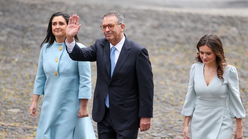 Margarida Maldonado Freitas, mulher de António José Seguro, e a filha Maria acompanham o Presidente no seu primeiro dia de mandato. Foto: Andre Kosters/EPA