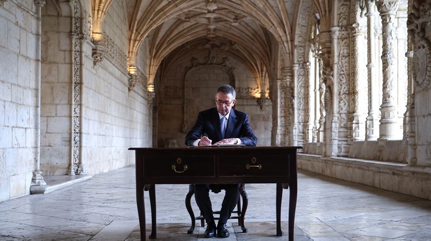  Assina o livro de honra do Mosteiro dos Jerónimos durante uma homenagem no túmulo do poeta português Luís Vaz de Camões. Foto: Rodrigo Antunes/EPA