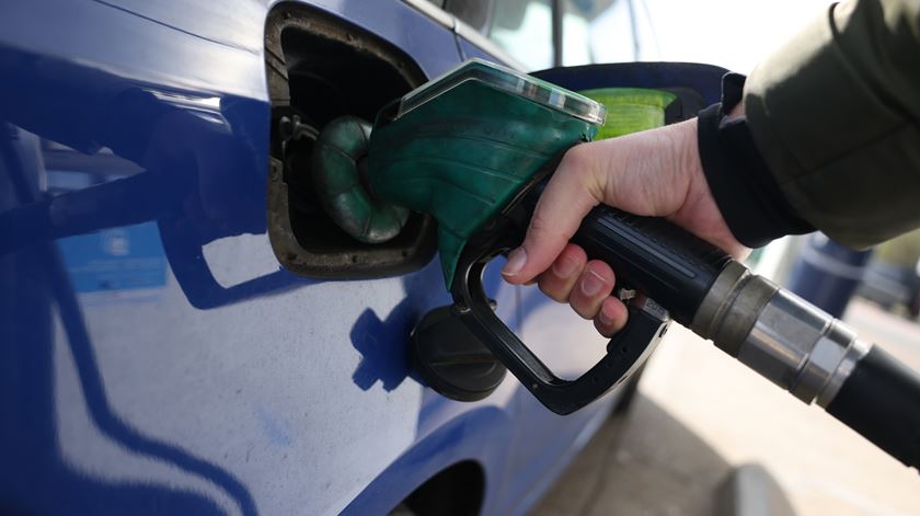 Combustíveis: ligeira descida de preços após duas semanas de subidas elevadas