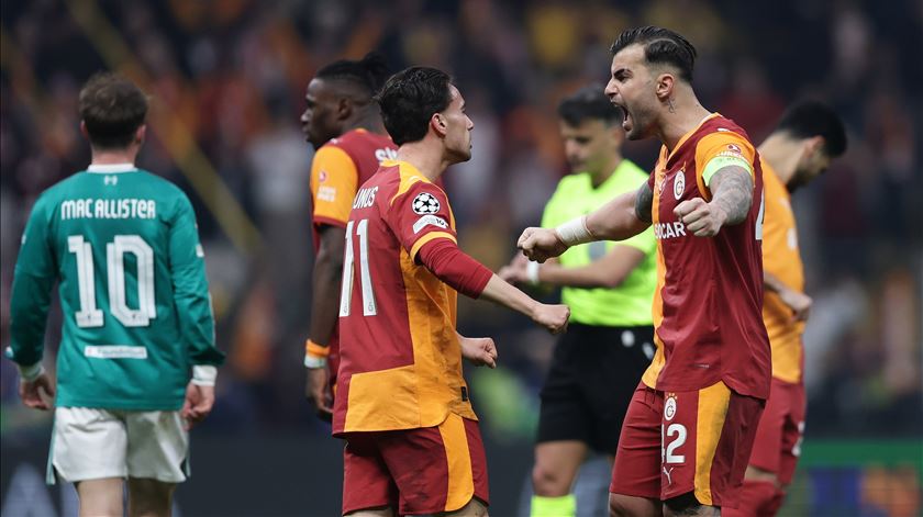 Liverpool em alarme. Galatasaray adianta-se nos "oitavos"
