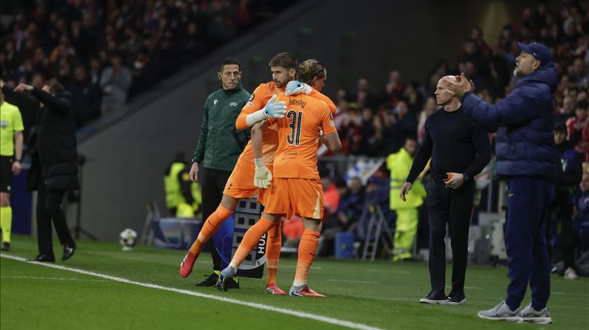 Vicario foi para o banco, mas voltou à baliza do Tottenham 17 minutos e dois "frangos" depois