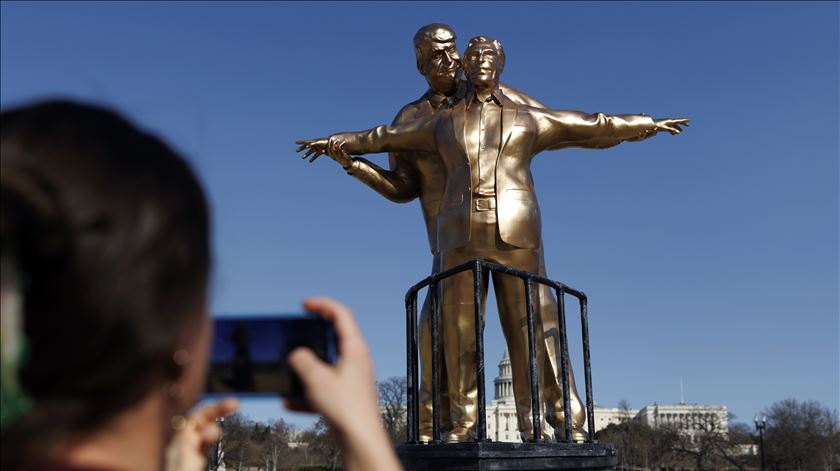 "Reis do Mundo": estátua de Trump e Epstein na pose do 'Titanic' instalada perto do Capitólio