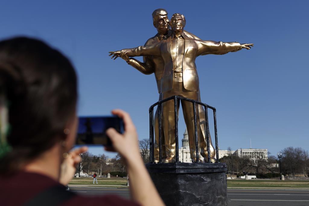 "Reis do Mundo": estátua de Trump e Epstein na pose do 'Titanic' instalada perto do Capitólio