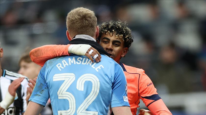 Barcelona e Newcastle deixam tudo em aberto nos "oitavos"