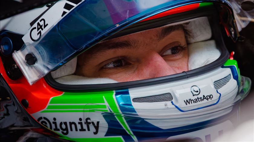 F1. Kimi Antonelli aproveita problemas de Russell e consegue primeira "pole position" da carreira