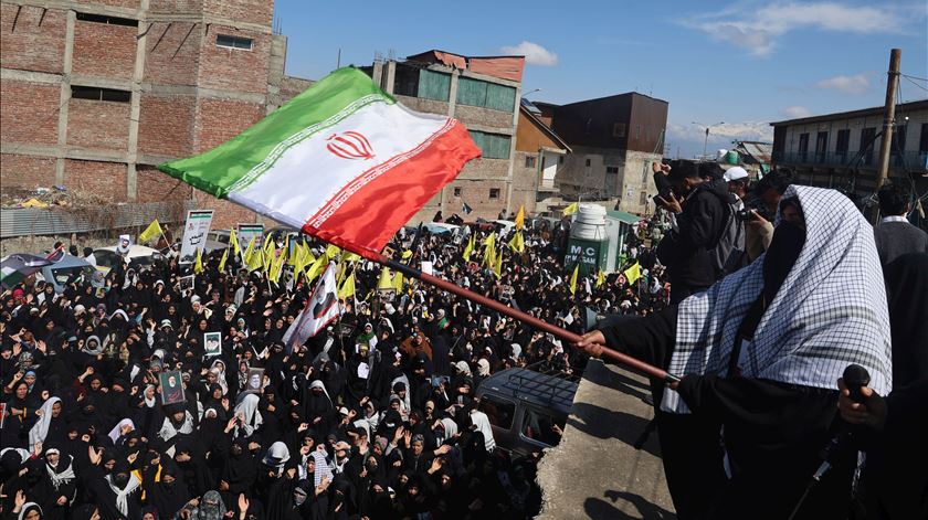 Irão diz ter atacado cinco bases militares dos EUA e cidades de Israel Irão diz ter atacado cinco bases militares dos EUA e cidades de Israel