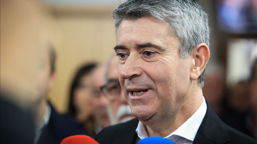 PS critica Governo por aumentar impostos nos combustíveis e baixar IRC às grandes empresas