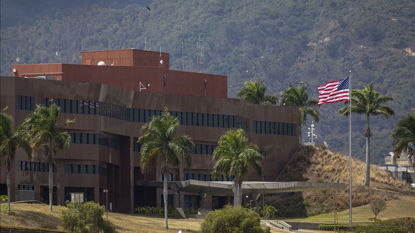 Sete anos depois, EUA voltam a hastear bandeira na embaixada em Caracas