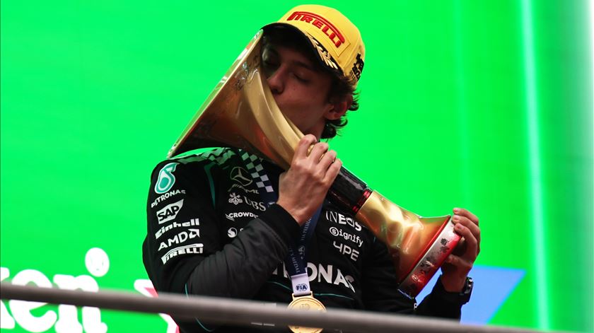 Kimi Antonelli, Mercedes, celebra a primeira vitória no pódio. Foto: Andres Martinez Casares/EPA Kimi Antonelli, Mercedes, celebra a primeira vitória no pódio. Foto: Andres Martinez Casares/EPA