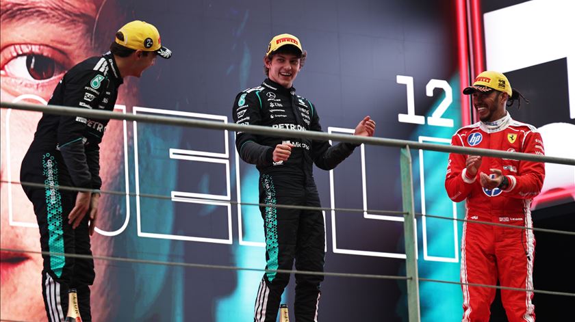 Kimi Antonelli e George Russell, Mercedes, e Lewis Hamilton, Ferrari, no pódio do GP da China. Foto: Andres Martinez Casares/EPA Kimi Antonelli e George Russell, Mercedes, e Lewis Hamilton, Ferrari, no pódio do GP da China. Foto: Andres Martinez Casares/EPA