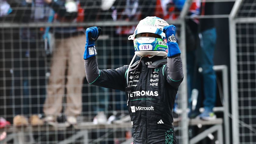 Kimi Antonelli, Mercedes, celebra a primeira vitória. Foto: Alex Plavevski/EPA Kimi Antonelli, Mercedes, celebra a primeira vitória. Foto: Alex Plavevski/EPA