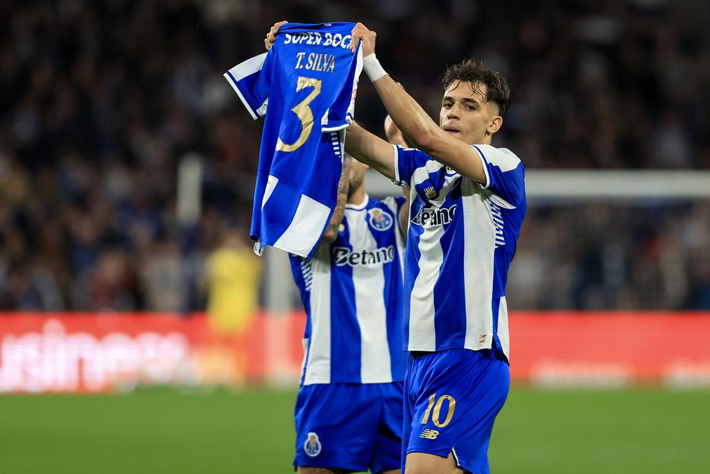 Gabri Veiga homenageia Thiago Silva, FC Porto vs Moreirense. Foto: José Coelho/EPA Gabri Veiga homenageia Thiago Silva, FC Porto vs Moreirense. Foto: José Coelho/EPA