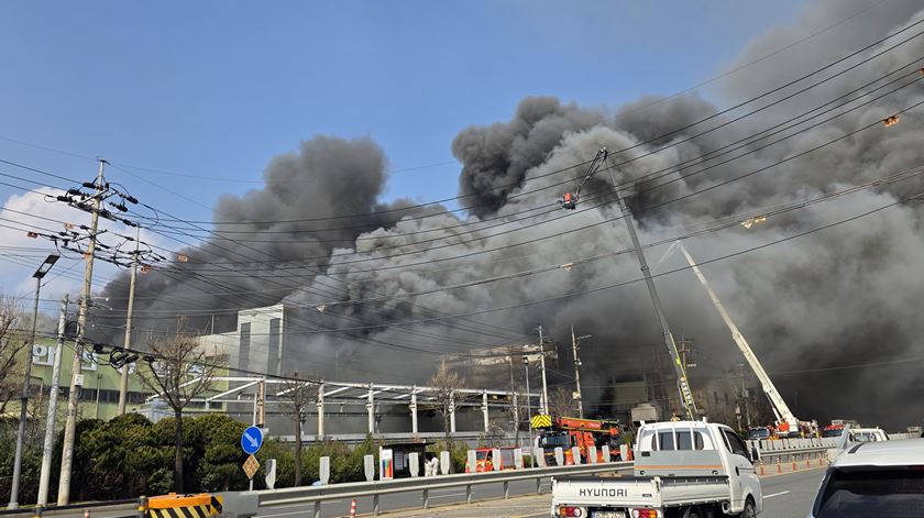 Onze mortos e 59 feridos em incêndio numa fábrica automóvel da Coreia do Sul
