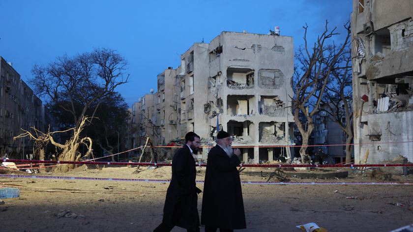 Cúpula de defesa militar de Israel falha. Há uma centena de feridos em Arad