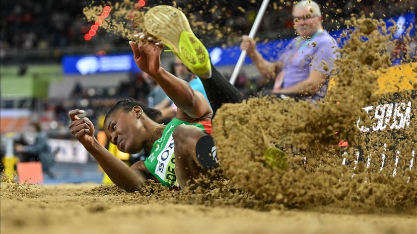 Agate de Sousa é campeã do mundo em salto em comprimento no Mundial de Pista Curta