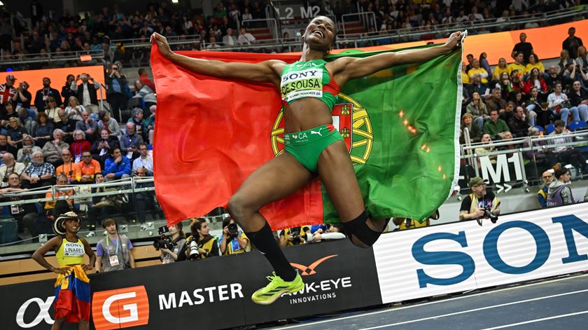Agate de Sousa é campeã do mundo em salto em comprimento no Mundial de Pista Curta. Foto: Adam Warzawa/EPA