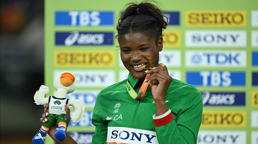 Agate Sousa, medalha de ouro, salto em comprimento, Mundiais de Pista Curta 2026. Foto: Adam Warzawa/EPA
