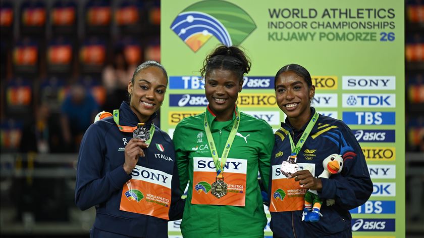 Agate Sousa, medalha de ouro, salto em comprimento, pódio Larissa Iapichino e Natalia Linares Mundiais de Pista Curta 2026. Foto: Adam Warzawa/EPA