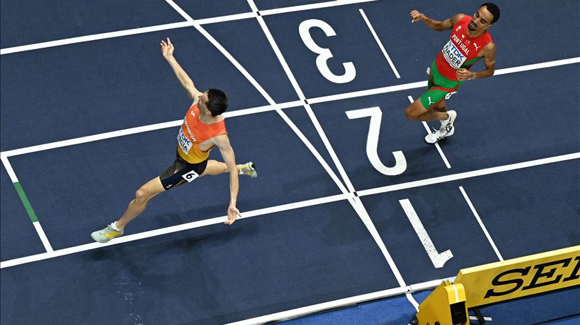 Mariano Garcia e Isaac Nader, Mundiais de Pista Curta 2026, final 1500m. Foto: Leszek Szymanski/EPA