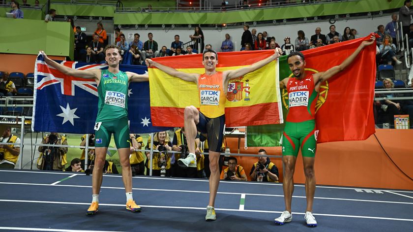 Adam Spencer, Mariano Garcia e Isaac Nader, Mundiais de Pista Curta 2026, final 1500m. Foto: Leszek Szymanski/EPA. Foto: Adam Warzawa/EPA