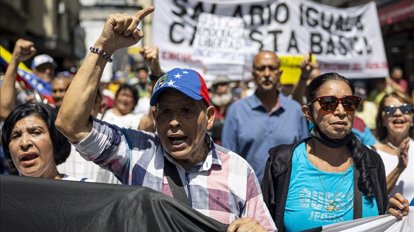 Centenas de empregados e reformados manifestaram-se na segunda-feira em Caracas, capital da Venezuela, para exigir um aumento dos salários "da fome" e das pensões "da morte". Foto: Miguel Gutierrez/EPA