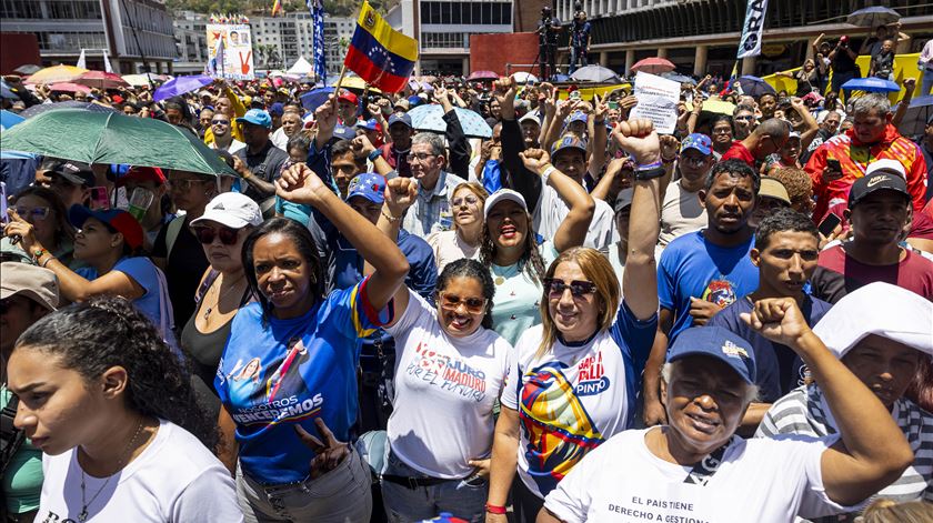 Centenas de empregados e reformados manifestaram-se na segunda-feira em Caracas, capital da Venezuela, para exigir um aumento dos salários "da fome" e das pensões "da morte". Foto: Miguel Gutierrez/EPA