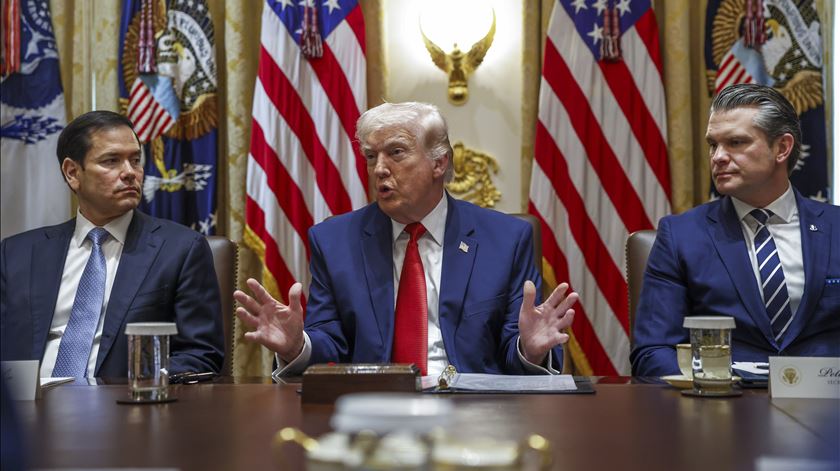 Trump suspende ataques contra centrais de energia "a pedido do Irão" Trump suspende ataques contra centrais de energia "a pedido do Irão"