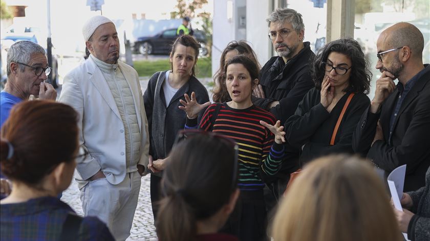 Pais protestam contra transferência de escola para outro agrupamento em Lisboa