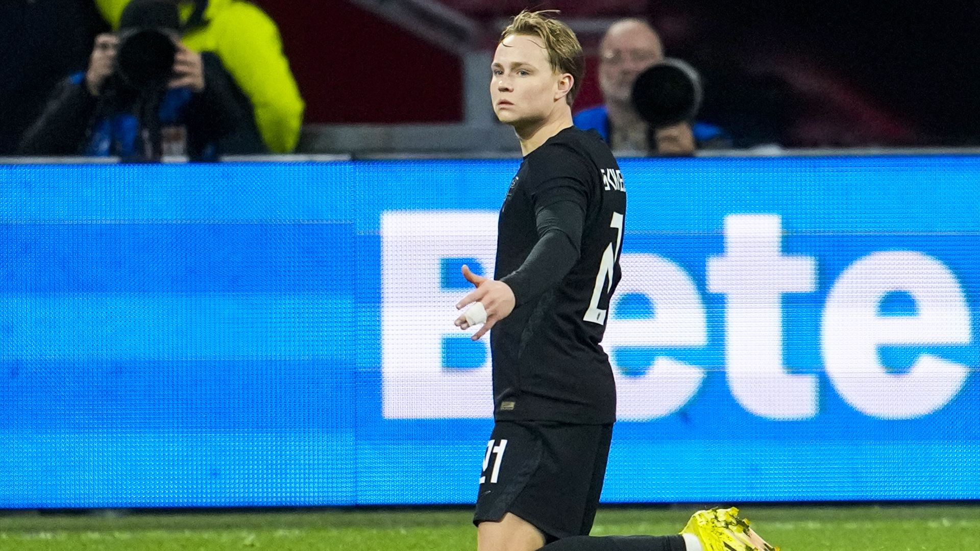 Schjelderup marca, mas Noruega perde