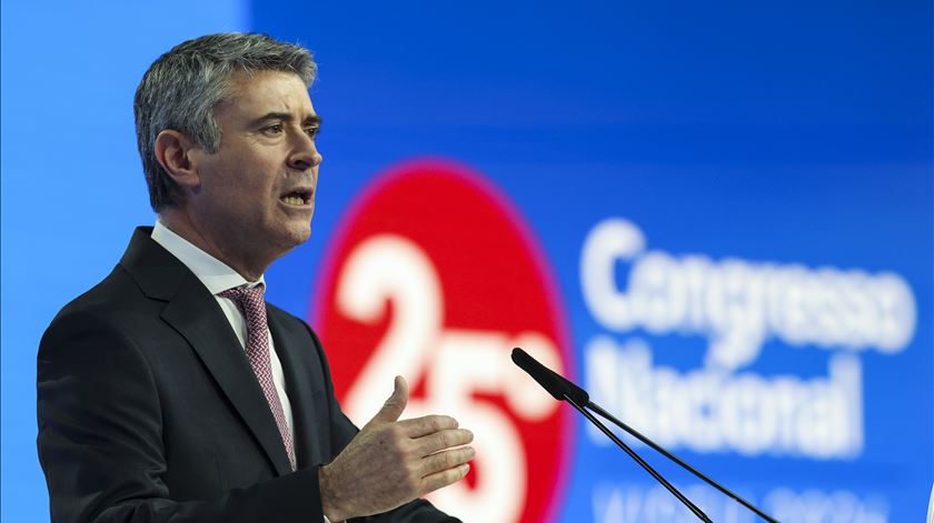 Carneiro avisa: "Se o Governo escolher ventos, terá tempestades" Carneiro avisa: "Se o Governo escolher ventos, terá tempestades"