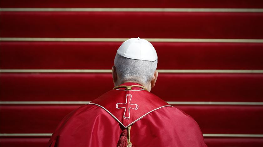 Papa carrega Cruz da Via Sacra que desmascara toda a presunção humana de poder